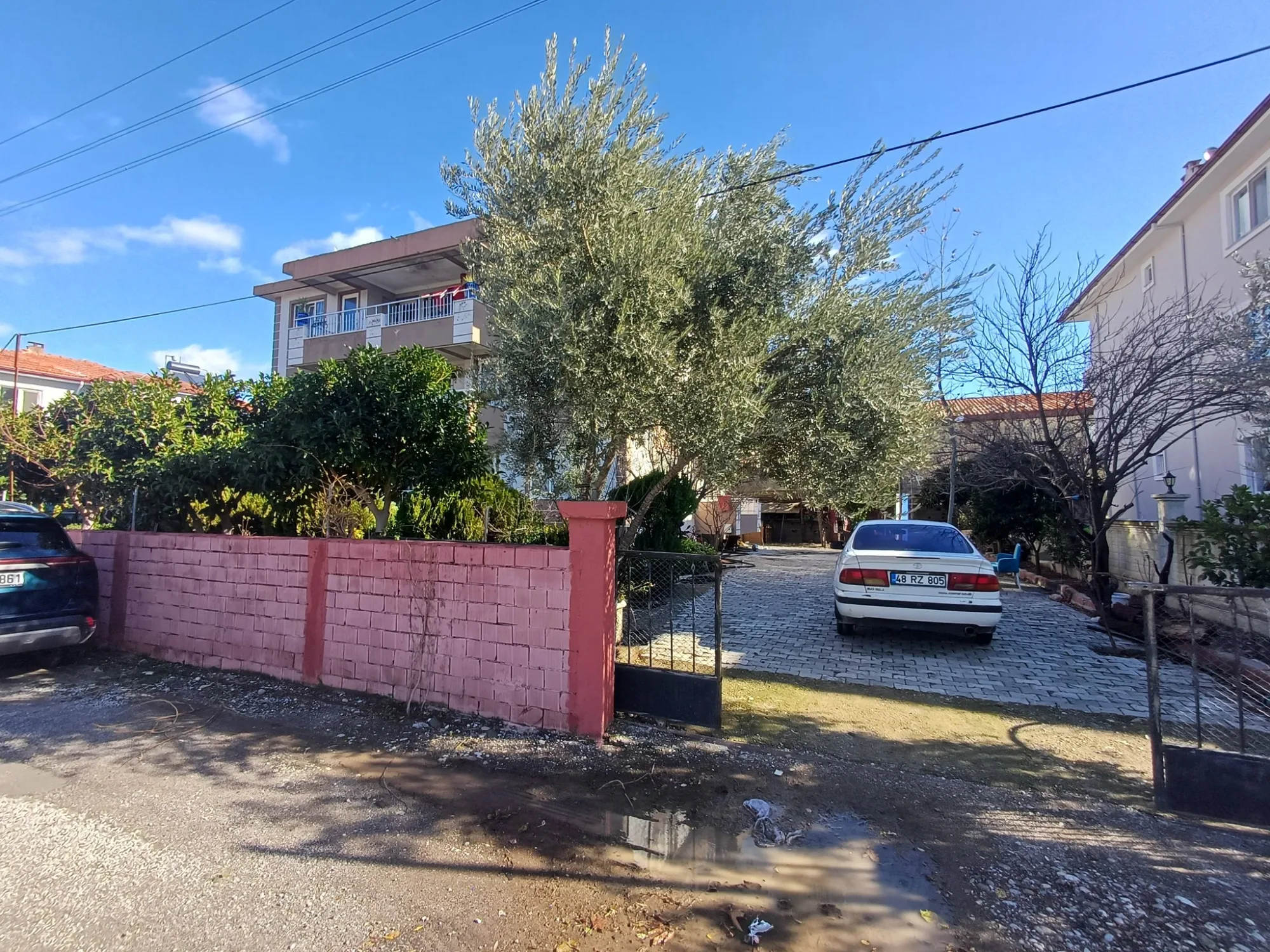 SATILIK 3 KATLI BİNA. ORTACA KARABURUN’DA DALYAN YOLUNA YAKIN 700 M2 ARSA İÇİNDE