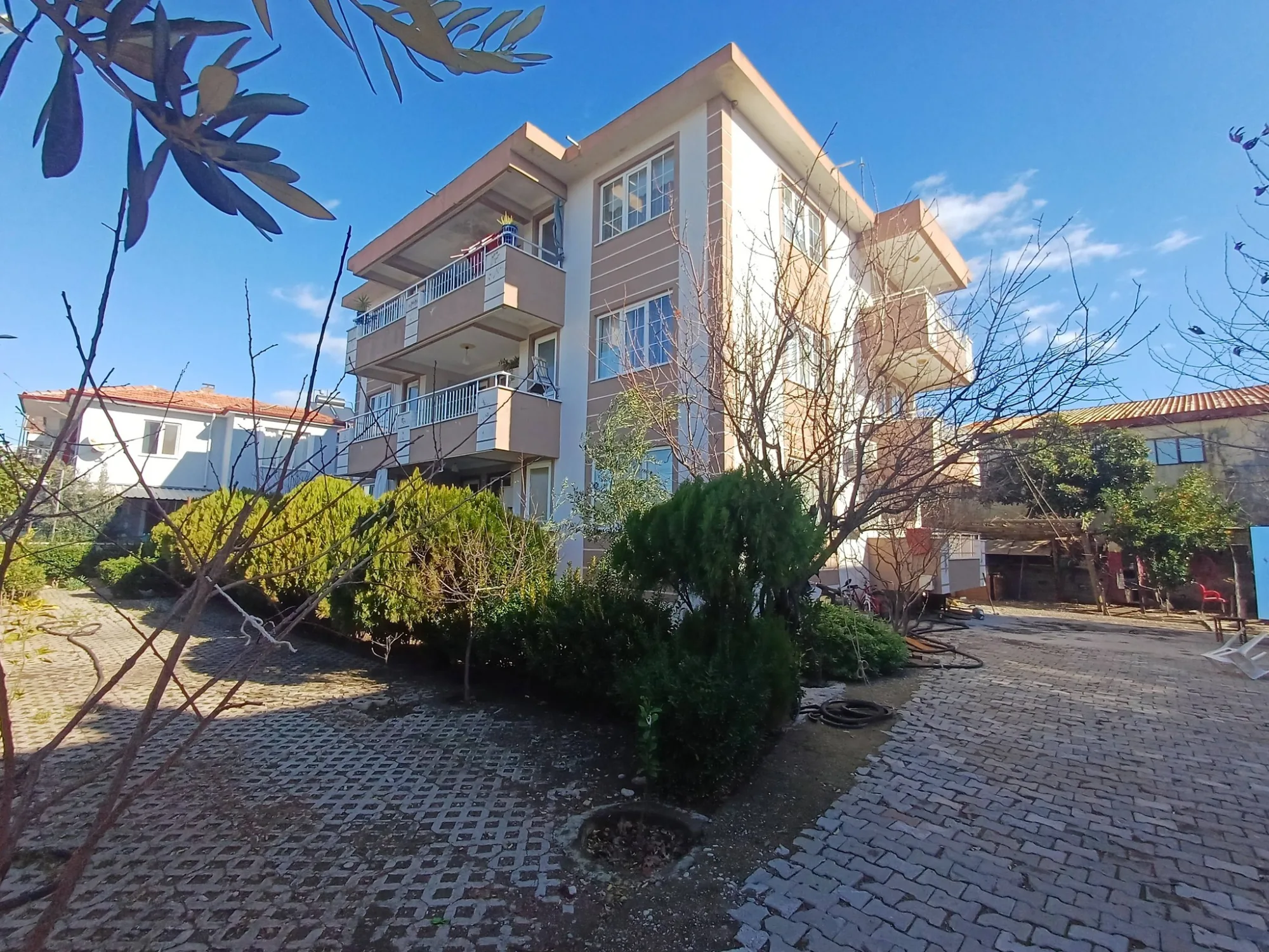 SATILIK 3 KATLI BİNA. ORTACA KARABURUN’DA DALYAN YOLUNA YAKIN 700 M2 ARSA İÇİNDE