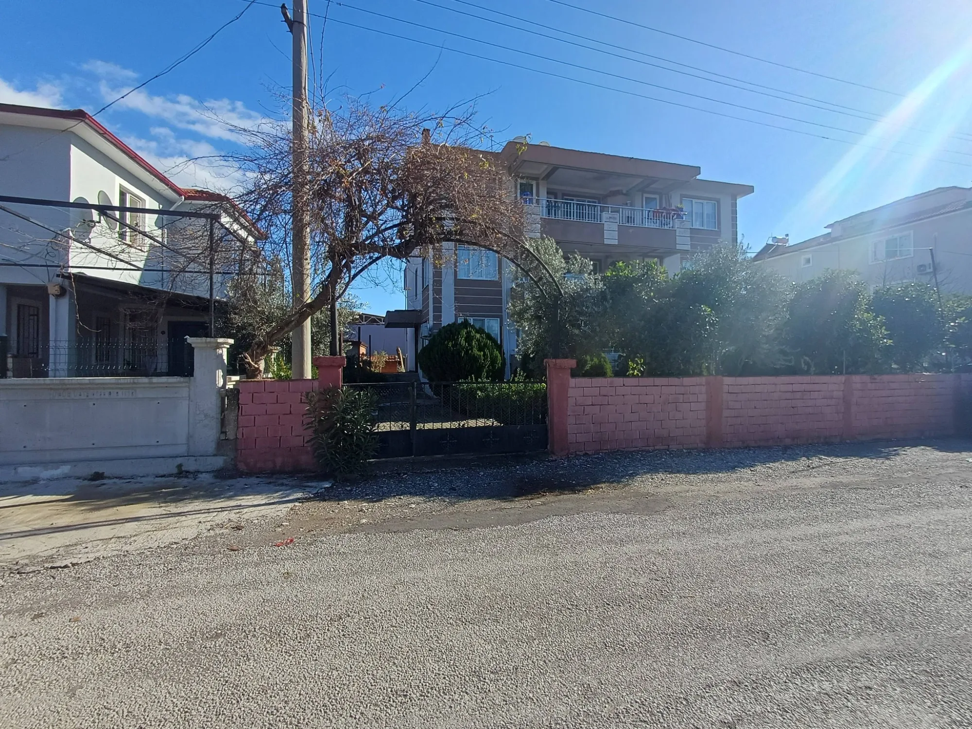 SATILIK 3 KATLI BİNA. ORTACA KARABURUN’DA DALYAN YOLUNA YAKIN 700 M2 ARSA İÇİNDE