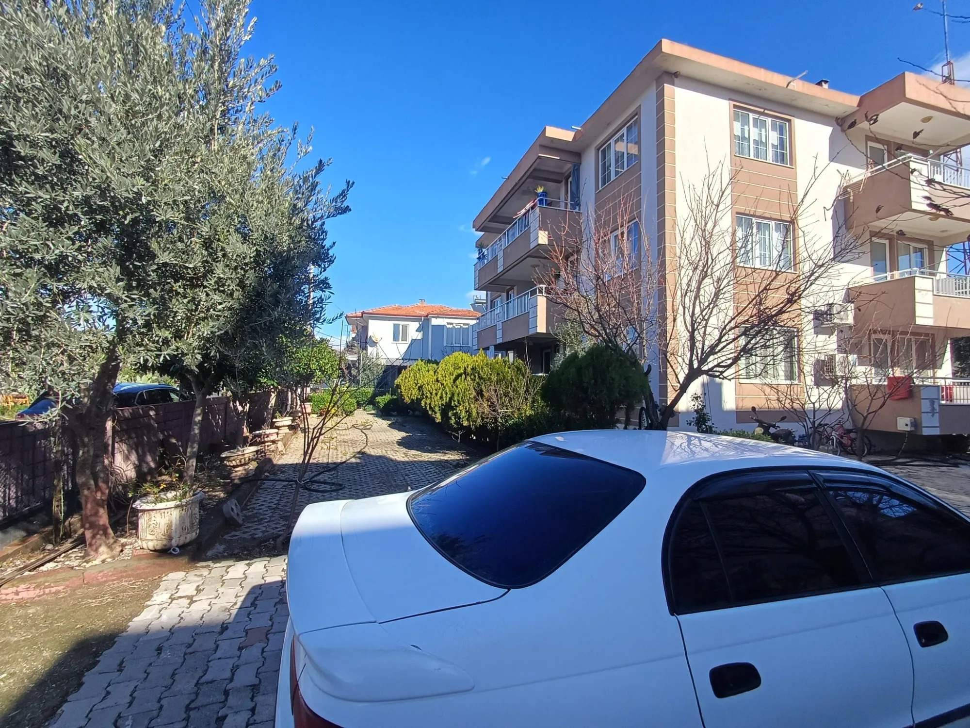 SATILIK 3 KATLI BİNA. ORTACA KARABURUN’DA DALYAN YOLUNA YAKIN 700 M2 ARSA İÇİNDE