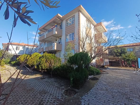 SATILIK 3 KATLI BİNA. ORTACA KARABURUN’DA DALYAN YOLUNA YAKIN 700 M2 ARSA İÇİNDE
