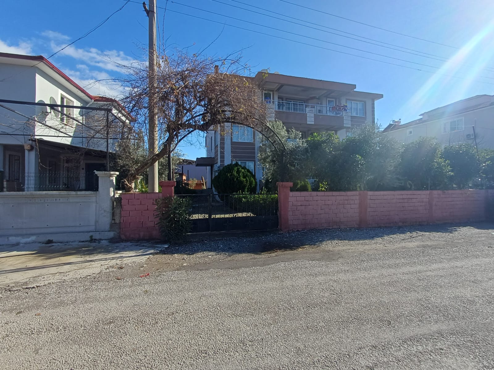 SATILIK 3 KATLI BİNA. ORTACA KARABURUN’DA DALYAN YOLUNA YAKIN 700 M2 ARSA İÇİNDE