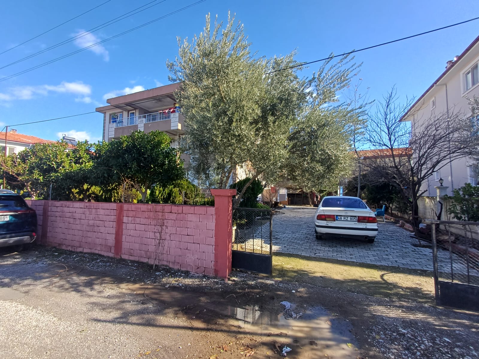 SATILIK 3 KATLI BİNA. ORTACA KARABURUN’DA DALYAN YOLUNA YAKIN 700 M2 ARSA İÇİNDE